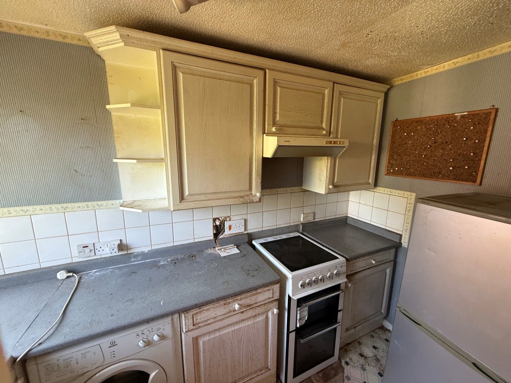 Lot: 159 - MAISONETTE FOR IMPROVEMENT - Fitted kitchen